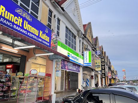 familymart parit raja