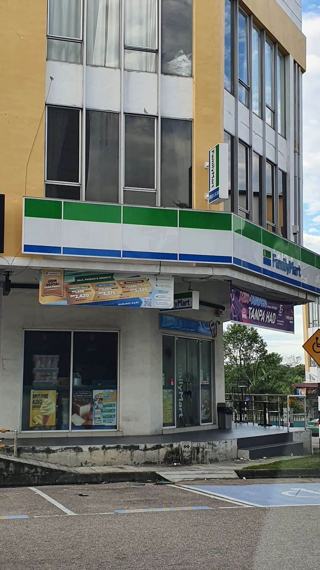 familymart taman ungku tun aminah