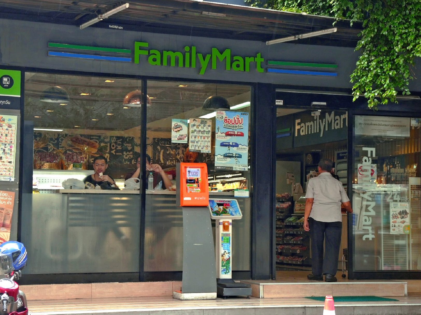 familymart tangkak